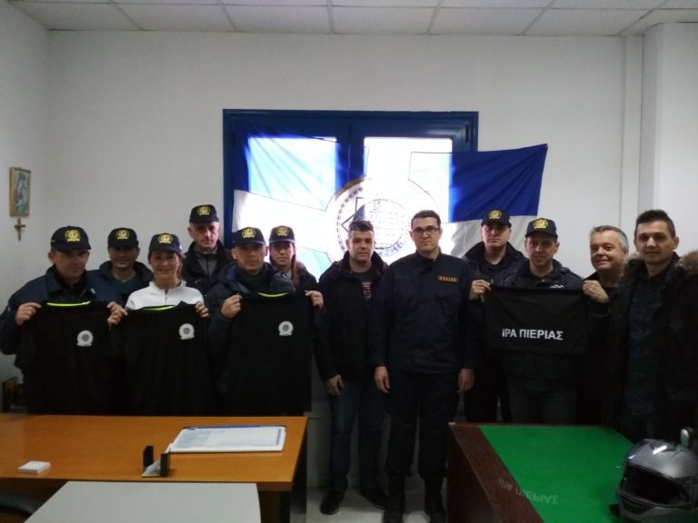 ΔΕΛΤΙΟ  ΤΥΠΟΥ  Προσφορά  φανελών  σε  δρομείς  μέλη της Δ.Ε.Α./Τ.Δ. Πιερίας.